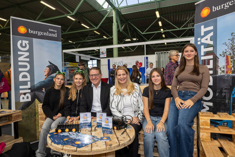 Bildungslandesrätin Mag.a (FH) Daniela Winkler besuchte die Bildungs- und Berufsorientierungsmesse in Oberwart.