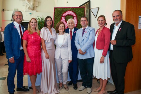 Landeshauptmann Hans Peter Doskozil und Landtagspräsidentin Astrid Eisenkopf mit den Experten Prim. Kurt Resetarits (4.v.r.), Prim. Martin Pichler (3.v.r.), Andrea Konrath, Geschäftsführerin der Krebshilfe Burgenland (4.v.l.) sowie Gerhard Krammer, Rektor der Joseph Haydn Privathochschule für Musik und Leiter des Orchesters (l.), Landeshauptmann-Stellvertreterin Anja Haider-Wallner und Landesrätin Daniela Winkler im Wandelgang vor dem Landtagssitzungssaal