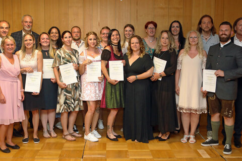 Soziallandesrat Dr. Leonhard Schneemann und Schulleiter Mag. Günter Hochwarter, MSc mit allen Diplomantinnen und Diplomanten in Pinkafeld.