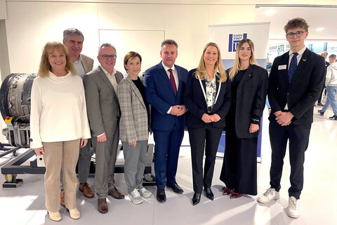 Landesrätin Daniela Winkler, HTBLA-Direktor Thomas Schober, Schulqualitätsmanager Werner Zwickl, Schulqualitätsmanagerin Michaela Seidl, Karin Wagner, Leiterin der Bildungsregion Süd, und Franz Bock, Leiter der Bildungsdirektion Nord zeigten sich gemeinsam mit den Abteilungsleitern von den Präsentationen der Schülerinnen und Schüler am Tag der offenen Tür in der HTBLA Eisenstadt beeindruckt.