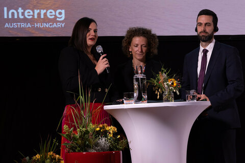 Landeshauptmann-Stellvertreterin Astrid Eisenkopf (links im Bild), Ungarns Stellvertretender Staatssekretär im Agrarministerium, Balczó Bertalan (rechts im Bild) im Interview mit Moderatorin Nadja Tschank.