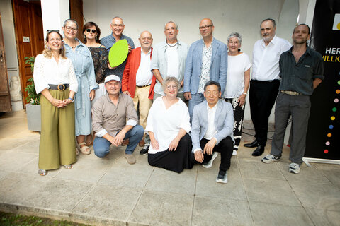 Landeshauptmann Hans Peter Doskozil mit Harro Pirch sowie allen Künstlerinnen und Künstlern bei den 55. Rabnitztaler Malerwochen.