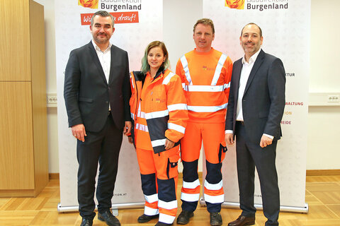 Infrastrukturlandesrat Mag. Heinrich Dorner und Baudirektor DI Wolfgang Heckenast mit Mitarbeitern der Baudirektion Burgenland in der neuen Arbeitskleidung