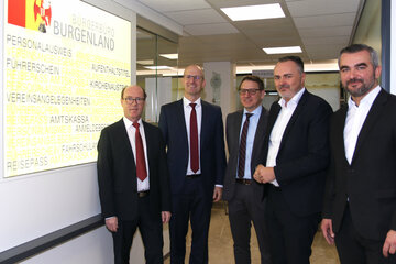 Bezirkshauptmann WHR Mag. Klaus Trummer, Landesamtsdirektor Mag. Ronald Reiter, BELIG-Geschäftsführer Univ. Prof. DI Dr.techn. Gerald Goger, Landeshauptmann Hans Peter Doskozil und Landesrat Mag. Heinrich Dorner besichtigten die neue Bürgerservicestell