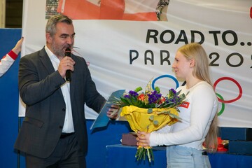 Sportlandesrat Heinrich Dorner mit Charlize Mörz