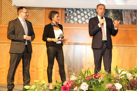 Wirtschaftslandesrat Dr. Leonhard Schneemann (rechts im Bild) spricht bei der Feier zur Ehrung der Jungmeister in der Wirtschaftskammer Burgenland.