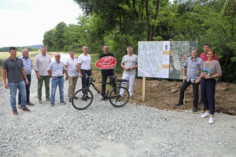 Landesrat Mag. Heinrich Dorner mit allen Beteiligten beim neuen Radweg in Neumarkt im Tauchental.