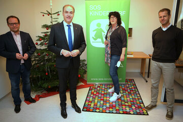 Landesrat Dr. Leonhard Schneemann (2.v.l.) mit SOS Kinderdorf-Leiter Burgenland Mag. Marek Zeliska, Anita Bürger (Pädagogische Leiterin SOS Kinderdorf Pinkafeld und Robert Kalcher (Referat Kinder und Jugendhilfe, Land Burgenland) (v.l.).