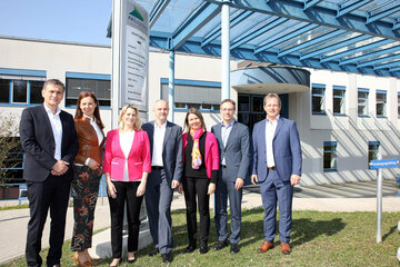 Landesrätin Daniela Winkler mit Bildungsdirektor Heinz Josef Zitz, Jürgen Neuwirth, Leiter Bereich Pädagogischer Dienst in der Bildungsdirektion Burgenland, PH Burgenland-Rektorin Sabine Weisz und weitere TagungsteilnehmerInnen