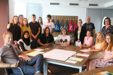 Natur- und Umweltschutzlandesrätin Mag.a Astrid Eisenkopf diskutierte mit den Praktikantinnen und Praktikanten im Landhaus sowie mit Expertinnen und Experten über die verschiedenen Bereiche des Klima- und Umweltschutzes.