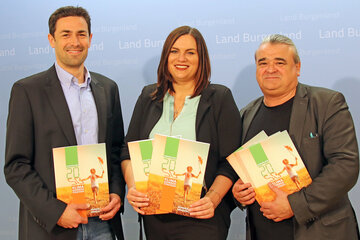 Christian Nohel (links) und Stefan Nohel (rechts) von der Agentur Brainbows mit LRin Astrid Eisenkopf in der Mitte.