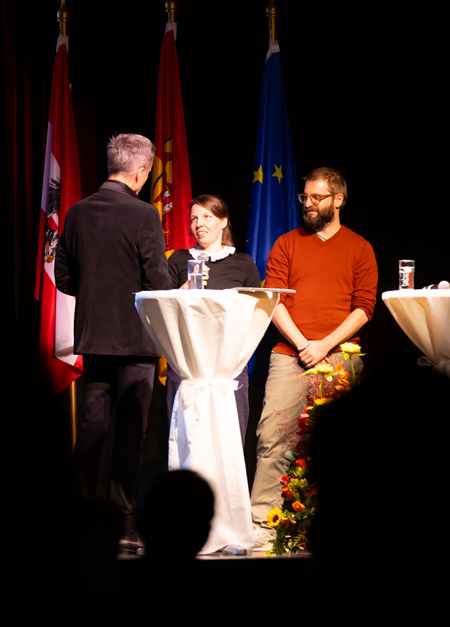 Architekt Alexander Mayer und Architektin Johanna Aufner, prämiert mit einer Auszeichnung beim Architekturpreis im Interview mit Moderator Alfons Haider.