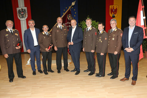 Der neue Landesfeuerwehrkommandant Franz Kropf (4.v.l.) mit Landeshauptmann Hans Peter Doskozil (Mitte) und Landesrat Mag. Heinrich Dorner (2.v.l.) sowie den neu gewählten Landesfeuerwehrkommandant-Stellvertretern Harald Josef Nakovich (3.v.r.) und Martin Reidl (2.v.r.) sowie dem scheidenden Landesfeuerwehrkommandant Alois Kögl (4.v.r.) und den scheidenden Stellvertretern Ronald Szankovits (l.) und Harald Bauer (3.v.l.).