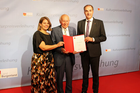 ag.a Claudia Priber und Landesrat Dr. Leonhard Schneemann mit Prof. Stefan Kocsis.