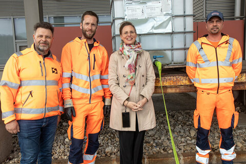 Landeshauptmann-Stellvertreterin Anja Haider-Wallner mit DI Gerald Gebhardt, dem Leiter Bau und Betrieb Nord der Baudirektion Burgenland, und Mitarbeitern der Baudirektion Burgenland, die den Seuchenteppich betreuen.