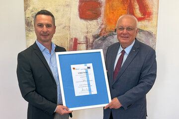 Regierungskoordinator und Burgenlands Vertreter im Ausschuss der Regionen Robert Hergovich, erhielt von IRE-Präsident Landeshauptmann a.D. Dr. Franz Schausberger die Beitrittsurkunde zum Netzwerk des Instituts der Regionen Europas (IRE) überreicht