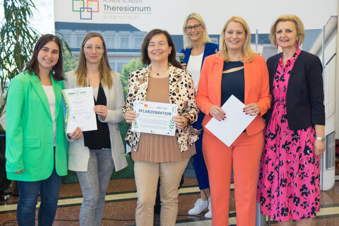 Landesrätin Mag.a (FH) Daniela Winkler wHRin Mag.a Sandra Steiner, Stv. Bildungsdirektorin und Leiterin des Präsidialbereichs der Bildungsdirektion Burgenland und ÖKOLOG-Burgenland-Koordinatorin Mag.a Petra Mayer mit den Vertreterinnen der Höheren Schulen Theresianum Eisenstadt, das 2023 als 700. Schule zum ÖKOLOG-Schulnetzwerk dazugestoßen ist.