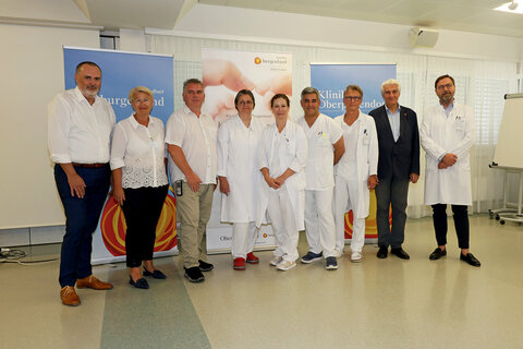 Landeshauptmann Mag. Hans Peter Doskozil, GKP Bettina Schmidt, MSc (Pflegedirektorin Klinik Oberpullendorf), Manfred Degendorfer (Kaufmännischer Direktor Klinik Oberpullendorf), Prim. Dr. Evelyne Bareck (Ärztliche Direktorin Klinik Oberpullendorf), OÄ Dr. Simone Gutmann (Medizinische Standortleitung Gynäkologie und Geburtshilfe Klinik Oberpullendorf), Prof. Dr.  Kazem Nouri (Leiter Institut Kinderwunsch Burgenland), OA Dr. Peter Bauer (Leiter Institut Kinderwunsch Burgenland), Univ.-Prof. Dr. Stephan Kriwanek (Medizinischer Geschäftsführer Gesundheit Burgenland), Prim. Dr. Alexander Albrecht (Abteilungsleitung Gynäkologie und Geburtshilfe Oberwart/Oberpullendorf).