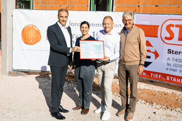 Soziallandesrat Dr. Leonhard Schneemann vollzog gemeinsam mit Geschäftsführerin DIin Melanie Piskernik (SOWO - So Wohnt Burgenland GmbH), Bürgermeister Bernhard Kaufmann und Geschäftsführer Mag. Michael Steiner (Sterlinger & Co Baugesellschaft mbH) (v.l.) die Feier der Dachgleiche beim Pflegestützpunkt in Stadtschlaining.
