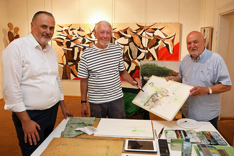 Aquarellist Gustav Just (Mitte) freute sich über den Besuch von Landeshauptmann Hans Peter Doskozil (l., im Bild mit Harro Pirch).