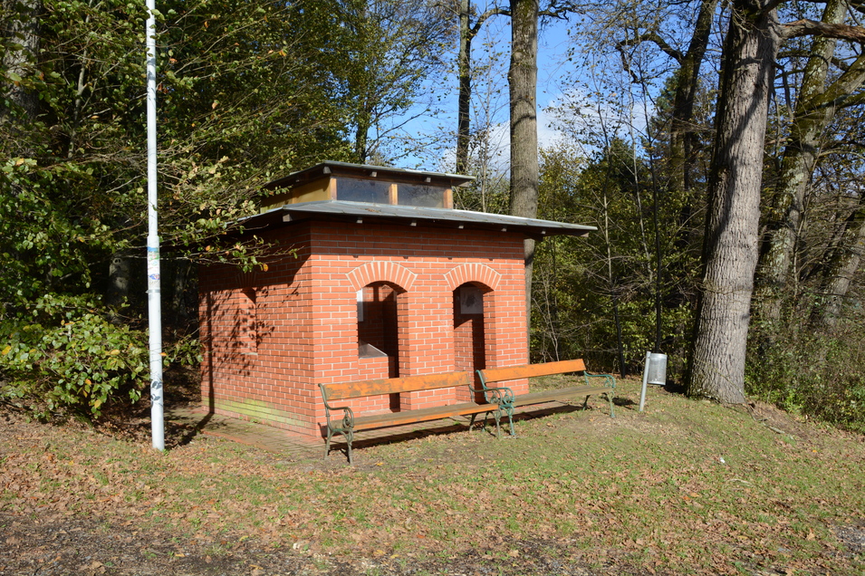 Foto: W. Tögel Pavillon mit Informationen zum Gräberfeld.