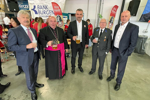 Jennersdorfs Bezirkshauptmann WHR DDr. Hermann Prem, Pfarrer Franz Brei, Landesrat und Feuerwehrreferent Mag. Heinrich Dorner, Bezirksstellenleiter Hubert Janitsch (Rotes Kreuz Jennersdorf) und Bürgermeister Reinhard Deutsch (v.l.).