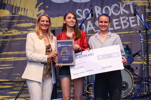 LRin Mag.a (FH) Daniela Winkler und Mag.a Bianca Benedikt, MA, Leiterin des Landesjugendreferats, mit der strahlenden SongChallenge-Siegerin Sofia Reyna.