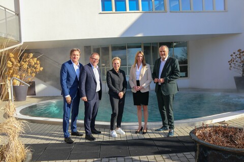 Zweiter Geschäftsführer Werner Cerutti, Landesholding-Geschäftsführer Hans Peter Rucker, Betriebsratsvorsitzende Karina Weinbacher, Geschäftsführerin Manuela Klawatsch und Landeshauptmann Mag. Hans Peter Doskozil.