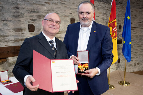 Landeshauptmann Hans Peter Doskozil gratulierte dem freischaffenden Künstler, Dirigent und Intendant Wolfgang Horvath, der das Komturkreuz verliehen bekam.