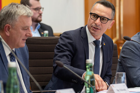 WINE Intergroup-Präsident LAbg. Robert Hergovich leitet die Tagung der Intergroup in Eisenstadt und Donnerskirchen.
