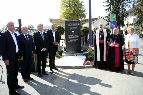 Landeshauptmann Hans Peter Doskozil (4. v. l.) im Rahmen des Festaktes beim Bahnhof in Jennersdorf mit Landtagspräsidentin Verena Dunst (r.), Bischof Ägidius Zsifkovics (3. v. r.) und Stadtpfarrer Franz Brei mit Bürgermeister Reinhard Deutsch sowie ungarischen Vertretern.