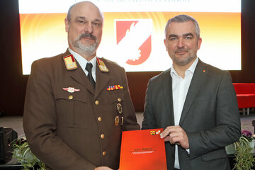 Landesfeuerwehrkommandant LBD Ing. Franz Kropf überreichte Landesrat Mag. Heinrich Dorner anlässlich des 100-jährigen Jubiläums eine Festschrift.