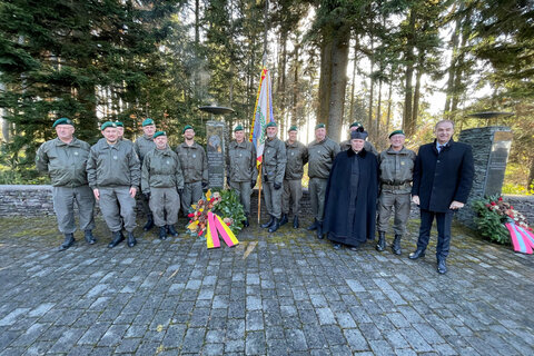 Landesrat Dr. Leonhard Schneemann mit Vertretern des Österreichischen Bundesheeres vor dem Mahnmal am Geschriebenstein