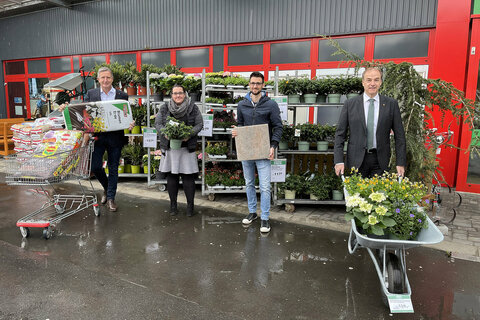 Landesrat Leonhard Schneemann und LAbg. Ewald Schnecker freuen sich mit Thomas und Julia Niederer über die Öffnung des Hagebaumarktes Niederer in Jennersdorf