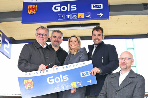 Letztes Schild am neuen überdachten Mittelbahnsteig ist montiert: v.l. LH a.D. Hans Niessl, LR Mag. Heinrich Dorner, LRin Mag.a Daniela Winkler, Bgm. Kilian Brandstätter, DI (FH) DI Arnold Schweifer, GF Neusiedler Seebahn GmbH