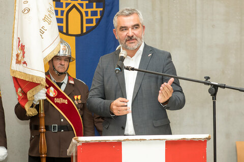 Landesrat Feuerwehrreferent Mag. Heinrich Dorner bei seiner Festrede im Feuerwehrhaus in Güssing.