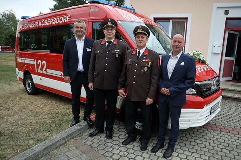 Landesrat Mag. Heinrich Dorner und Bürgermeister Andreas Tremmel (v.l.) mit Kobersdorfs Feuerwehr-Kommandant Gerhard Klafsky (2.v.r.) und Kommandant-Stellvertreter Daniel Puhr (v.l.) vor dem neuen Kommandofahrzeug.