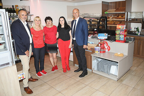 Landeshauptmann Hans Peter Doskozil, Andrea Konrad, Anita Wehofer, Bettina Pauli und Bürgermeister Helmut Kopeszki (v.l.).