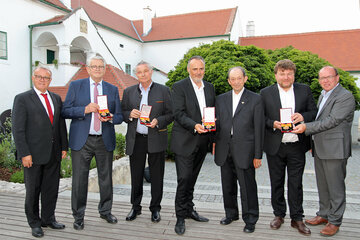 Landeshauptmann Hans Peter Doskozil mit den Ehrenzeichenträgern. V.l.: Alt-LH Hans Niessl, Hermann Krutzler, Johann Scheiblhofer, LH Hans Peter Doskozil, Anton Kollwentz, Albert Gesellmann, der für seinen Vater Engelbert die Auszeichnung entgegennahm, Weinbaupräsident Andi Liegenfeld