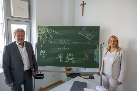 Bildungslandesrätin Mag.a (FH) Daniela Winkler und Bildungsdirektor HS OSR Alfred Lehner, BEd, MA bei der Pressekonferenz in der Mittelschule Siegendorf.