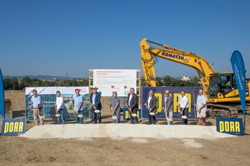 Spatenstich für das Rückhaltebecken in Walbersdorf: v.l.: OBR DI Dr. Christian Maier, Amt der Bgld. LReg., Abt. 5 - Baudirektion, Leiter Referat Flussbau, DI Alex Papajanoulos MSC, Amt der Bgld. LReg., Abt. 5 - Baudirektion, Referat Flussbau, Bgm. DI Gerald Hüller, Amt der Bgld. LReg., Abteilungsvorstand Abteilung Wasser- und Abfallwirtschaft, DI Dr. Heinz Stiefelmeyer., BMI, Abt. I/6, Leitung Hochwasserrisikomanagement, Bürgermeisterin LAbg. Claudia Schlager, LR Mag. Heinrich Dorner, Baudirektor DI(FH) Wolfgang Heckenast, DI Christian Sailer, Hauptreferatsleiter Wasserwirtschaft, Prok. DI (FH) Igor Smrtnik, PORR Bau GmbH, Baumeister Jürgen Wagner, PORR GmbH.