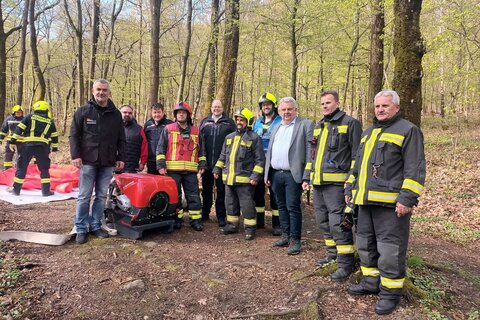 Rund 110 Feuerwehrkräfte aus Österreich und Ungarn übten im Ödenburger Gebirge bei Neckenmarkt den Ernstfall eines grenzüberschreitenden Waldbrandes und trainierten die koordinierte Zusammenarbeit im Gelände.