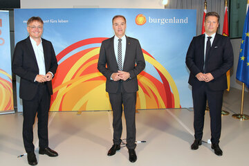 Wirtschaftslandesrat Leonhard Schneemann informierte über die Umwandlung der WiBuG in die Wirtschaftsagentur Burgenland und präsentierte Michael Gerbavsits (li.), der gemeinsam ab 1. Jänner 2021 gemeinsam mit Harald Zagiczek (re.) deren Geschäftsleitung bilden wird.