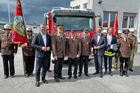 Landesfeuerwehrreferent Heinrich Dorner, Landesfeuerwehrkommandant Alois Kögl, LH Hans Peter Doskozil und Bürgermeister Kurt Maczek mit Mitgliedern der Stadtfeuerwehr Pinkafeld