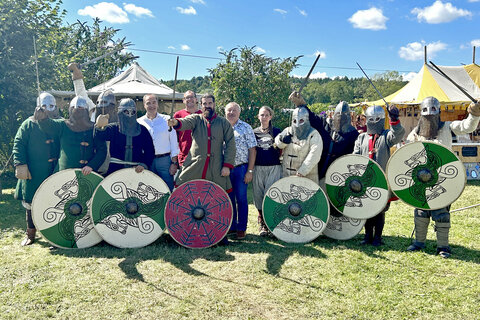 Landesrat Dr. Leonhard Schneemann gratulierte dem Unternehmer Jürgen Piller zum 25-jährigen Firmenjubiläum zum Mut, zu investieren und für das Bekenntnis zum Wirtschaftsstandort Burgenland.