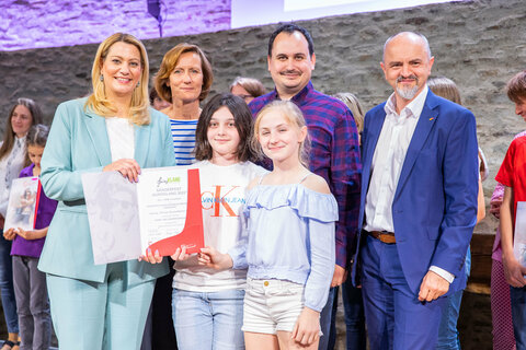 Bildungslandesrätin Mag.a (FH) Daniela Winkler und Bildungsdirektor Mag. Heinz Josef Zitz mit den H&M Vocalists des Gymnasiums Oberwart
