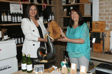 Landeshauptmann-Stv.in Mag.a Astrid Eisenkopf überreichte Dipl.Ing. Astrid Marion Schranz (v.l.) die Bio-Innovationspreis-Trophäe