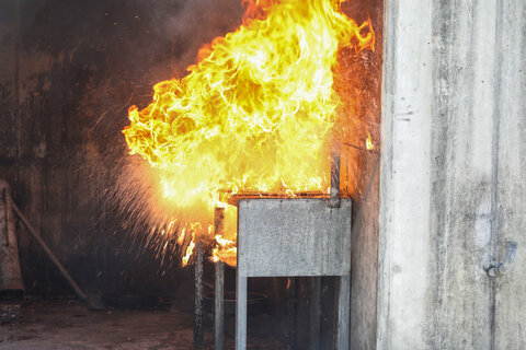 Bei einem Fettbrand wurde der Einsatz eines falschen Löschmittels (Wasser) vorgezeigt und die daraus resultierenden folgen auf den Brandverlauf.