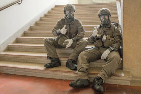 Auch nach stundenlangem Ausharren im Schutzanzug beim Filmdreh gut gelaunt: Die ABC-Spürer des Bundesheeres.