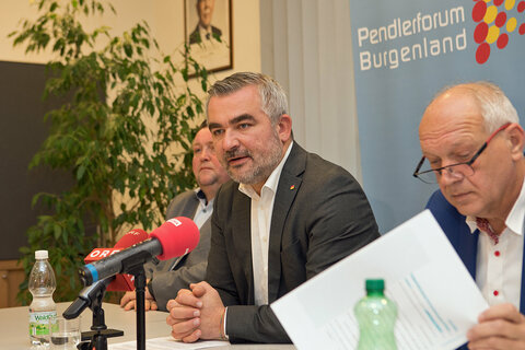 Landesrat Heinrich Dorner bei der Pressekonferenz in der Gemeinde Lutzmannsburg.